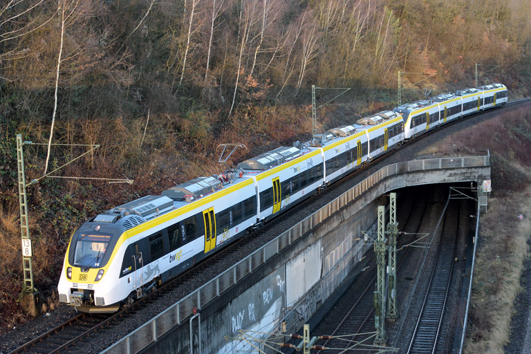 3442 209 und 3442 202 als RE 17603/17653 bei km 13,8 (Dezember 2017)