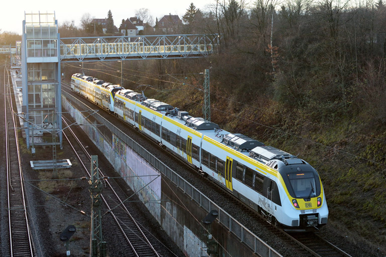 3442 209 und 3442 202 als RE 17603/17653 bei km 14,0 (Dezember 2017)