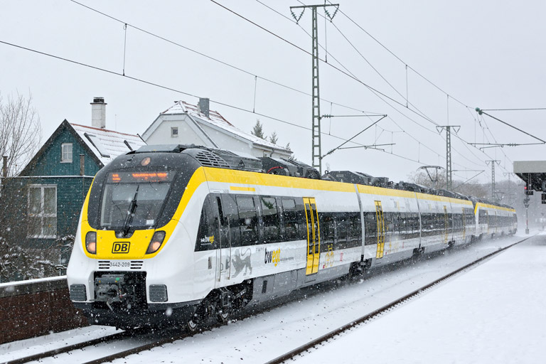 3442 209 und 3442 207 als RE 17656/17606 bei km 16,8 (Dezember 2017)