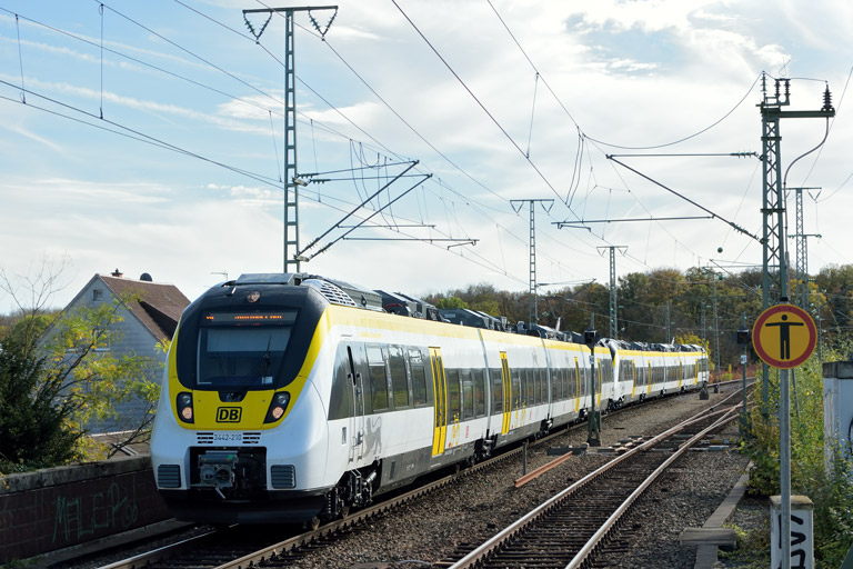 3442 210 und 3442 212 als RE 19086/19586 bei km 16,8 (Oktober 2017)