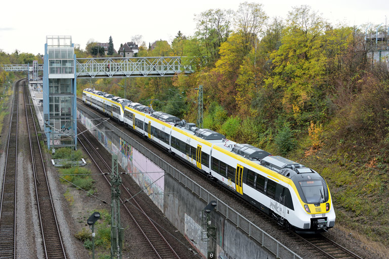 3442 210 und 3442 213 als RE 19087/19587 bei km 14,0 (Oktober 2017)