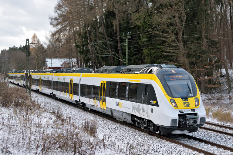 3442 211 und 3442 215 als RE 19088/19588 bei km 18,2 (Dezember 2017)