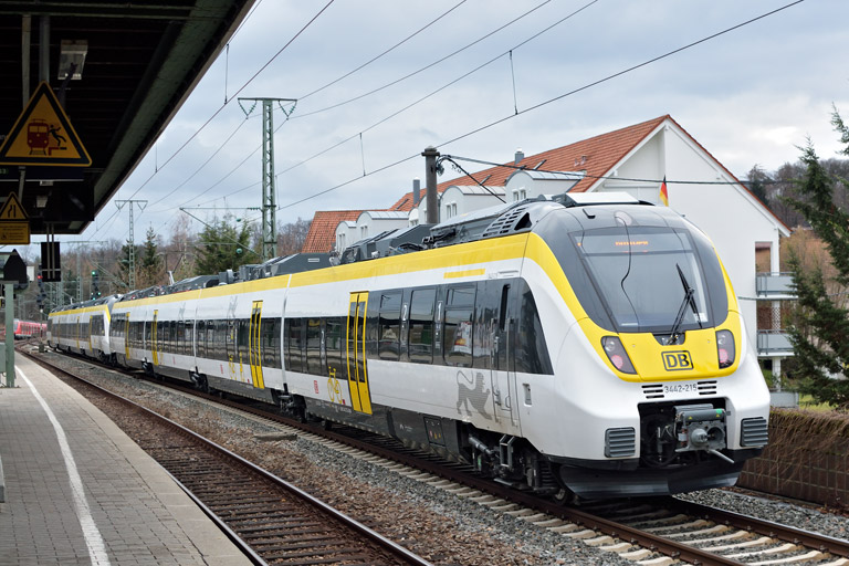 3442 212 und 3442 215 als RE 17607/17657 bei km 16,8 (Dezember 2017)