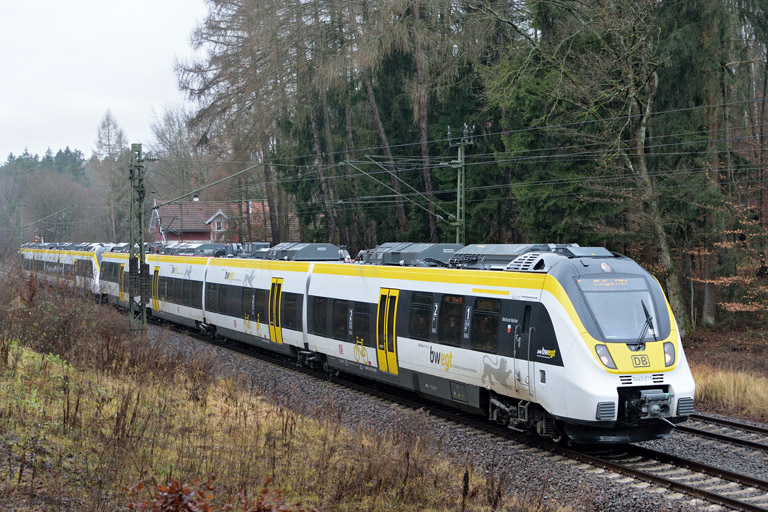 3442 213 und 3442 215 als RE 17607/17657 bei km 18,2 (Dezember 2017)
