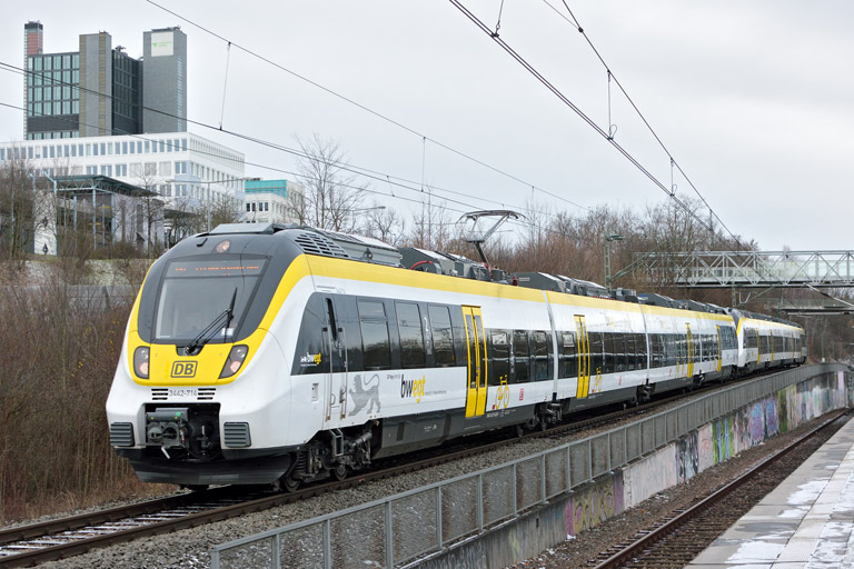 3442 214 und 3442 200 als RE 17609/17659 bei km 14,2 (Dezember 2017)