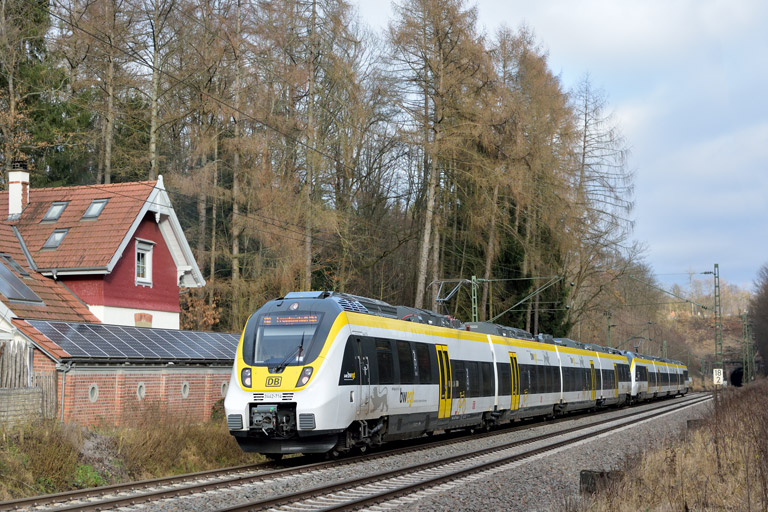 3442 214 und 3442 201 als RE 17609/17659 bei km 18,2 (Dezember 2017)