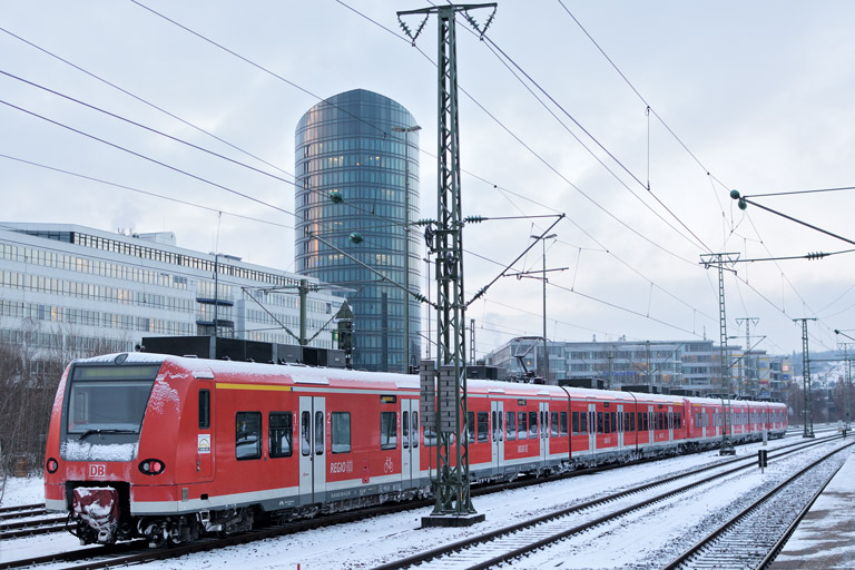 425 306 und 425 307 bei km 15,6 (Januar 2017)