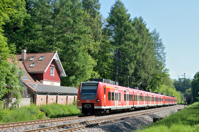 425 310 und Baureihe 425 mit RE 19085 bei km 18,2 (Mai 2017)