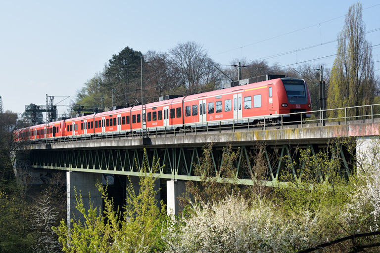 425 314 und Baureihe 425 als RE 19032 bei km 14,6 (April 2017)