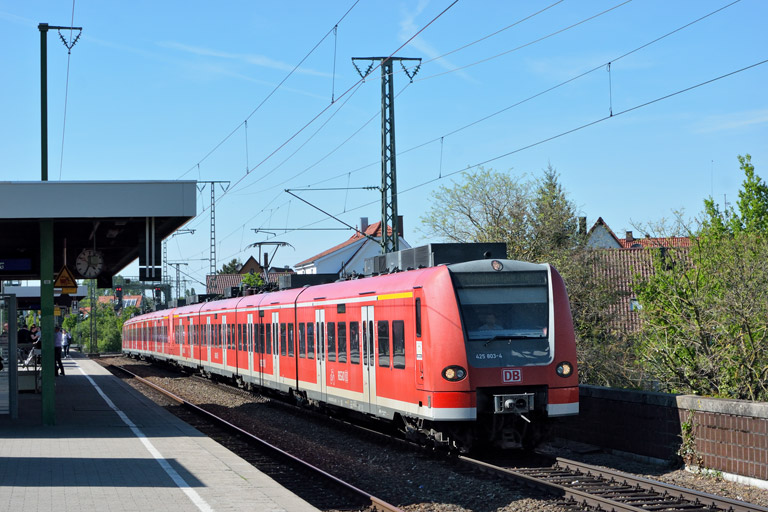 425 803 und Baureihe 425 mit RE 19091 bei km 16,8 (Mai 2017)