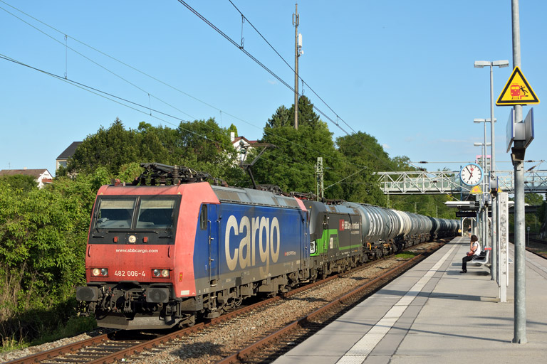 482 006 und 193 210 bei km 14,2 (Juli 2017)