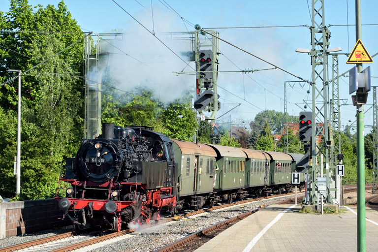 64 419 mit DPE 20860 bei km 16,6 (Mai 2017)