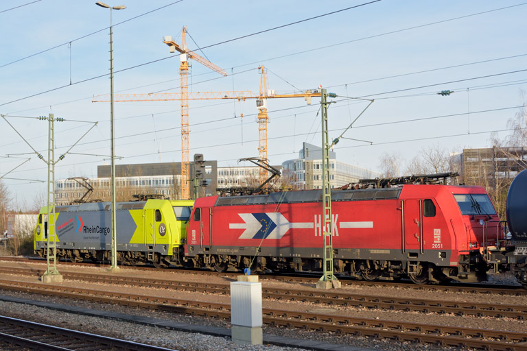 119 008 und HGK 185 582 bei km 15,6 (Februar 2017)