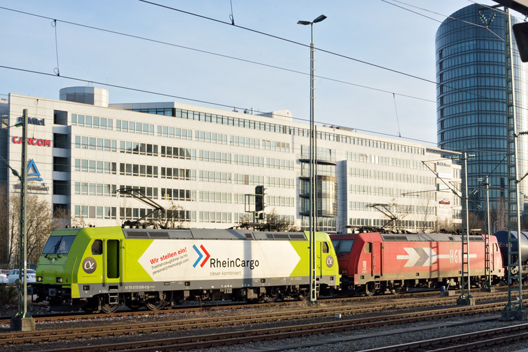 119 008 und HGK 185 582 bei km 15,6 (Februar 2017)