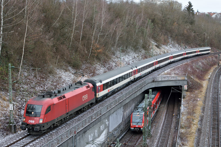 &Ouml;BB 1016 013 mit IC 189 bei km 13,8 (Dezember 2017)