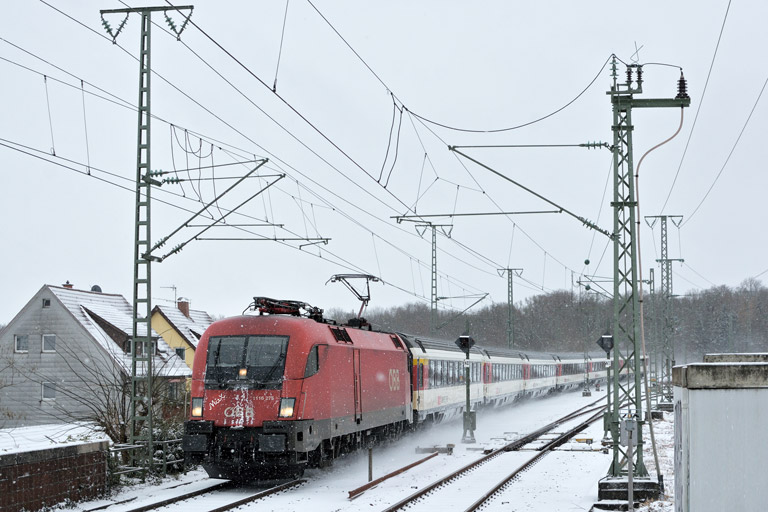&Ouml;BB 1116 275 mit IC 280 bei km 16,8 (Dezember 2017)