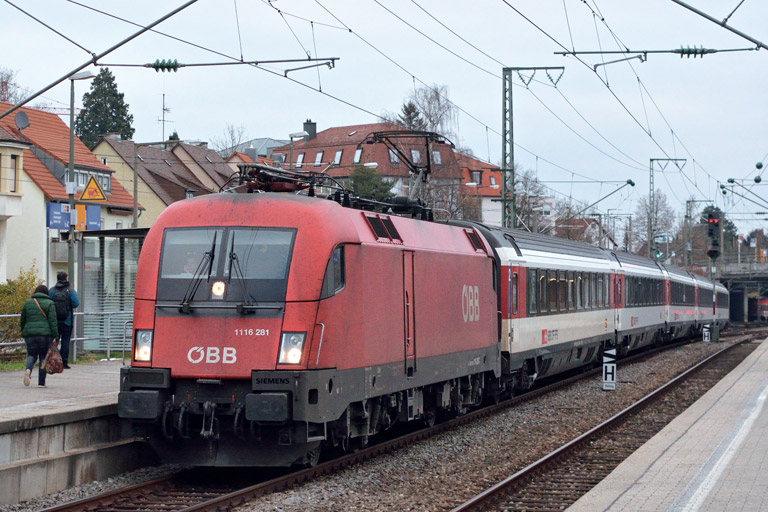 &Ouml;BB 1116 281 mit IC 181 bei km 15,6 (Dezember 2017)