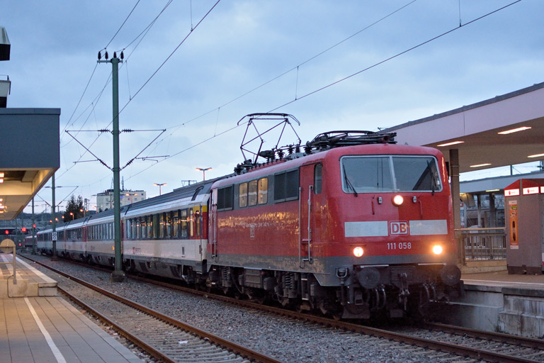 111 058 mit IC 186 bei km 25,8 (Januar 2018)