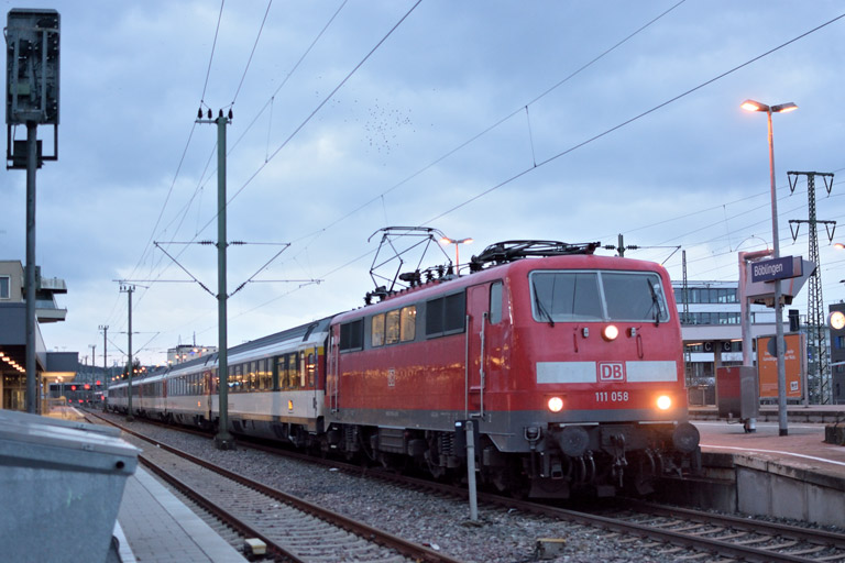 111 058 mit IC 186 bei km 25,8 (Januar 2018)