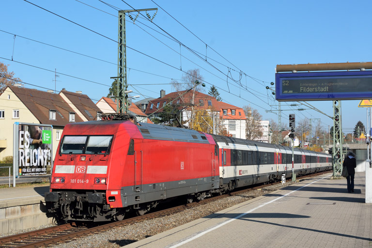 101 014 mit IC 187 bei km 15,6 (November 2018)