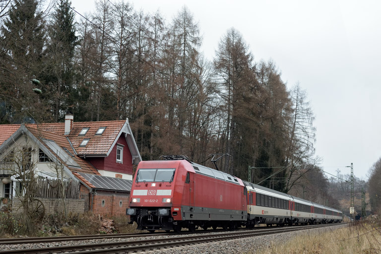 101 022 mit IC 189 bei km 18,2 (Dezember 2018)