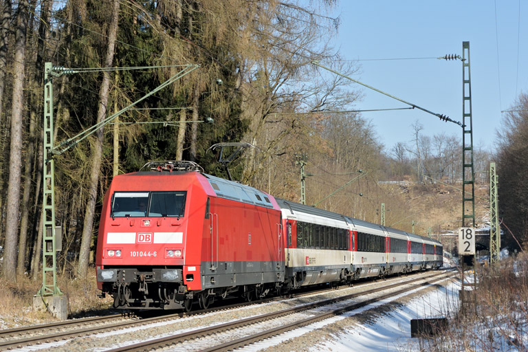 101 044 mit IC 189 bei km 18,2 (Februar 2018)