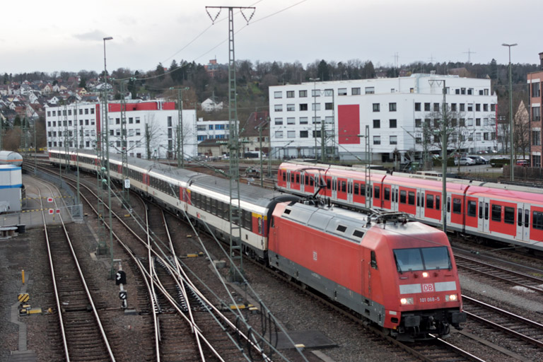 101 068 mit IC 184 bei km 16,0 (April 2018)