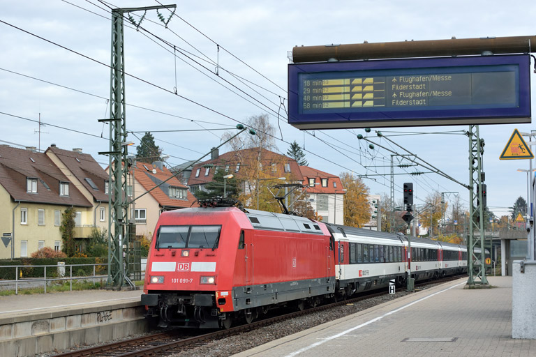 101 091 mit IC 185 bei km 15,6 (November 2018)