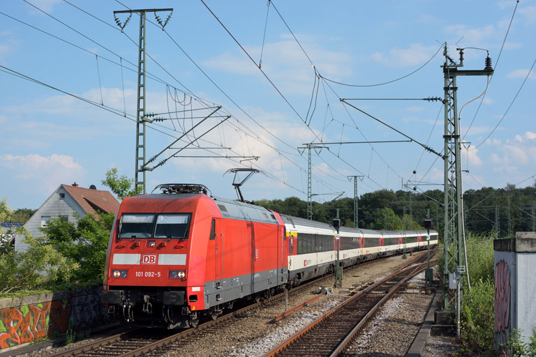 101 092 mit IC 186 bei km 16,8 (Juli 2018)