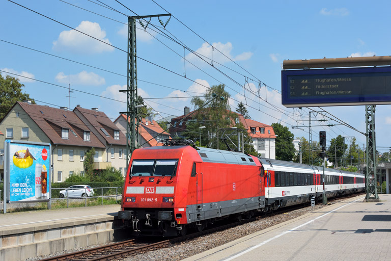 101 092 mit IC 187 bei km 15,6 (Juli 2018)