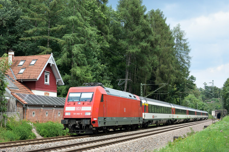 101 092 mit IC 189 bei km 18,2 (Juli 2018)