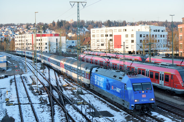 101 144 mit IC 1186 bei km 16,0 (Februar 2018)