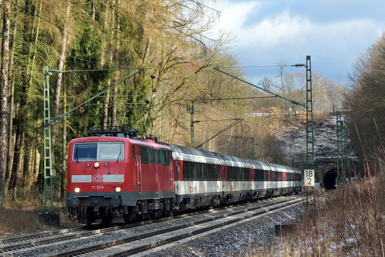 111 058 mit IC 187 bei km 18,2 (Januar 2018)