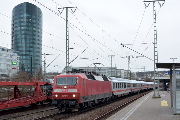 120 137 mit LPf 77751 bei km 15,6 (Januar 2018)