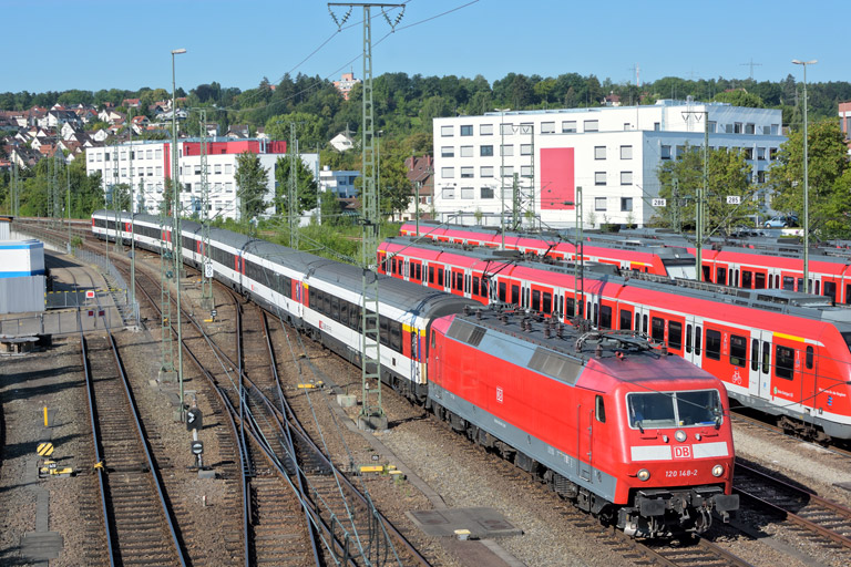 120 148 mit IC 284 bei km 16,0 (Juli 2018)
