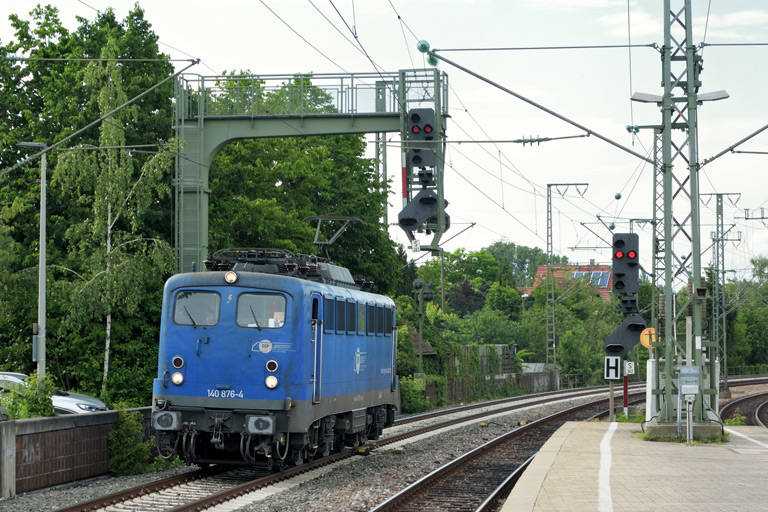 140 876 als Tfzf 83394 bei km 16,6 (Juni 2018)