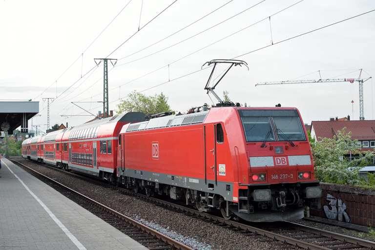 146 237 mit Lr 70661 bei km 16,8 (April 2018)
