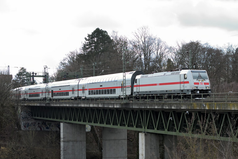 146 553 mit IC 2280/RE 52280 bei km 14,6 (Februar 2018)