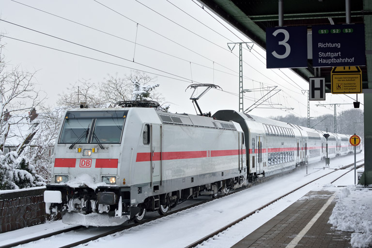 146 553 mit IC 2288/RE 52288 bei km 16,8 (Februar 2018)
