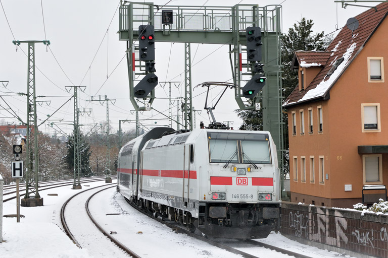 146 555 mit IC 2280/RE 52280 bei km 16,6 (Februar 2018)