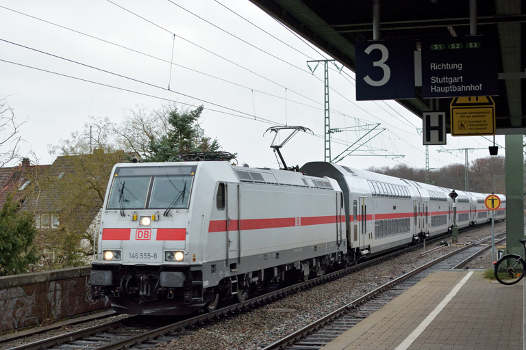146 555 mit IC 2288/RE 52288 bei km 16,8 (Dezember 2018)