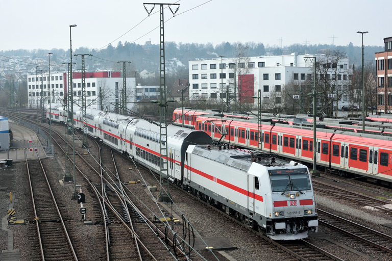 146 556 mit IC 2280/RE 52280 bei km 16,0 (Februar 2018)