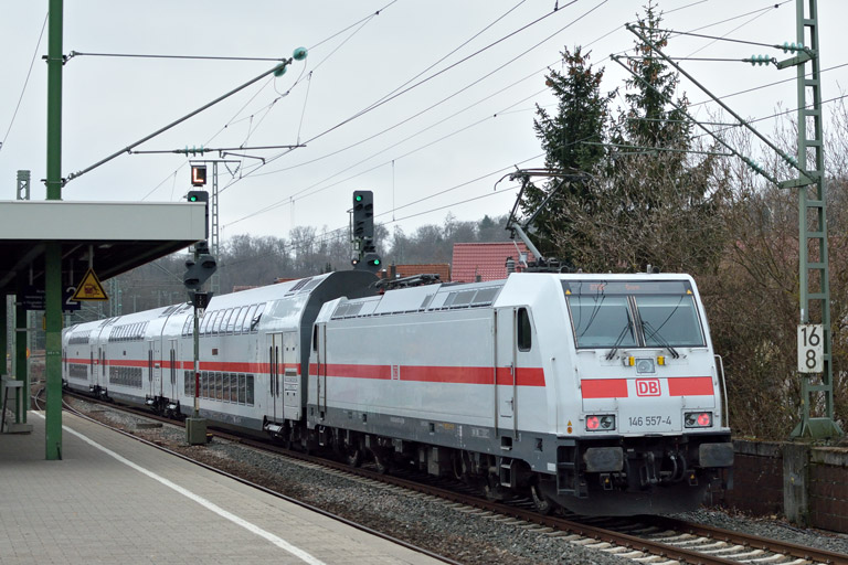 146 557 mit IC 2387/RE 52387 bei km 16,8 (Januar 2018)