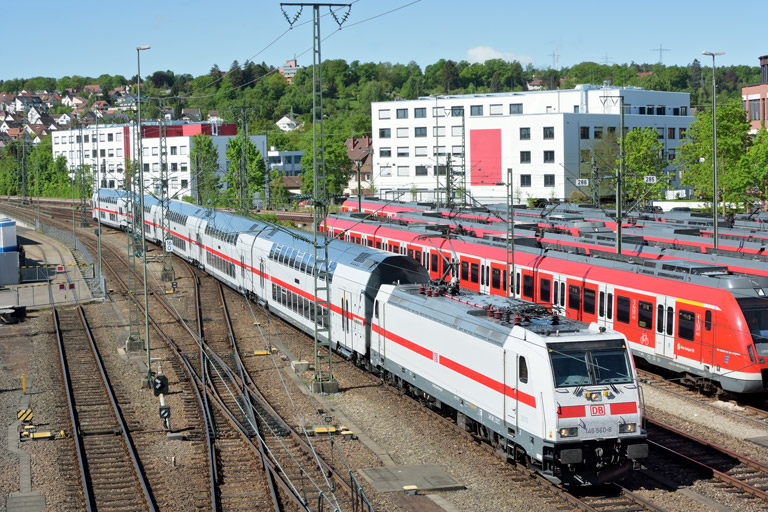 146 560 mit IC 2288/RE 52288 bei km 16,0 (April 2018)