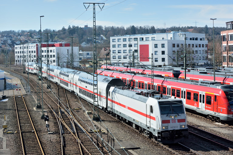 146 561 mit IC 2280/RE 52280 bei km 16,0 (M&auml;rz 2018)