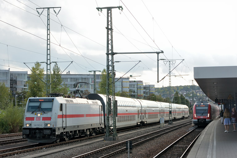 146 563 mit FbZ 2476 bei km 15,6 (Oktober 2018)