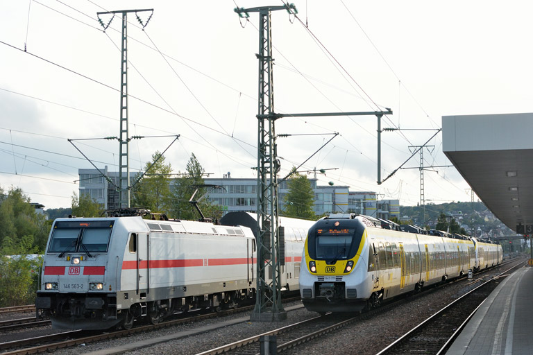 3442 200 und Baureihe 3442 als RE 17660/17610 und 146 563 bei km 15,6 (Oktober 2018)
