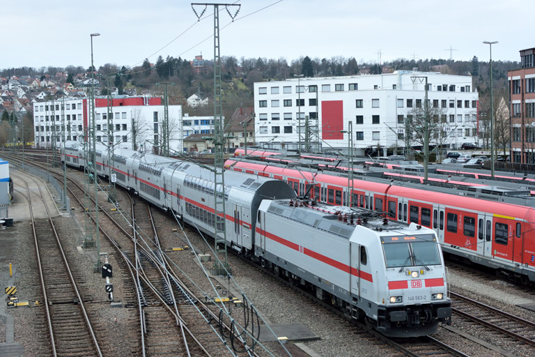 146 563 mit IC 2284/RE 52284 bei km 16,0 (M&auml;rz 2018)