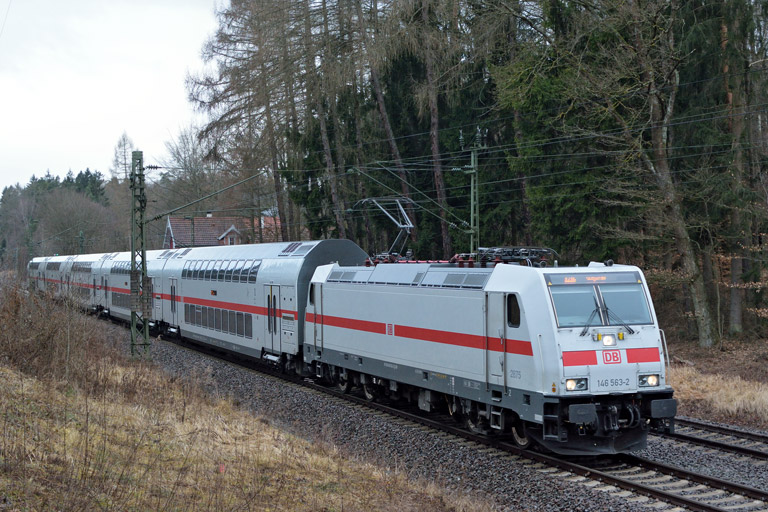 146 563 mit IC 2386/RE 52386 bei km 18,2 (M&auml;rz 2018)