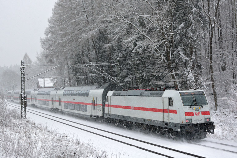 146 564 mit IC 2389/RE 52389 bei km 18,2 (Februar 2018)